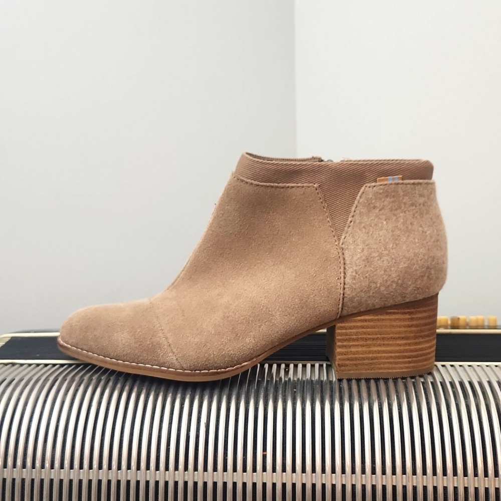 UNIQUE TOMS MIXED TEXTURE TAN SUEDE, WOOL & CANVAS INSIDE ZIP CHUNK HEEL…
